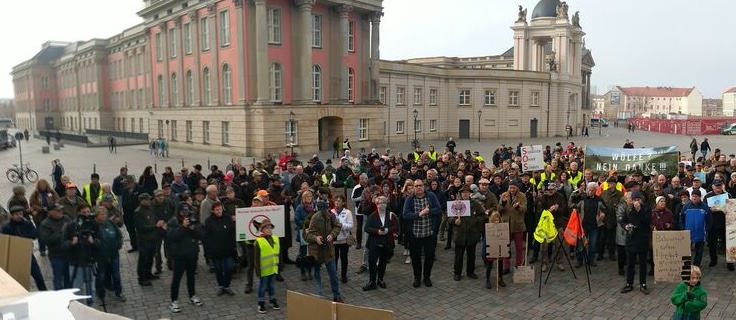 Interessenorganisation sollten ihre Mitglieder vertreten und nicht durch die Regierung finanziert werden - Wolfsdemo des Bauernbundes 2018 vor dem Landtag
